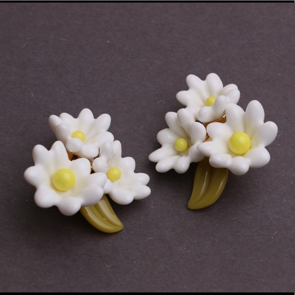 Lele Sadoughi Ivory Petunia Bouquet Clip-on Earrings - Picture 7 of 7